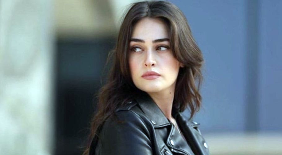 پاکستانی مداح کو حلیمہ سلطان کے لباس پر تنقید کرنا مہنگا پڑ گیا، حلیمہ کا کرار جواب