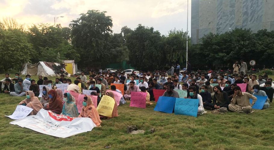 بلوچستان اور فاٹا کے طلباء کی اسکالرشپ کے خاتمے کے خلاف احتجاجی مظاہرہ