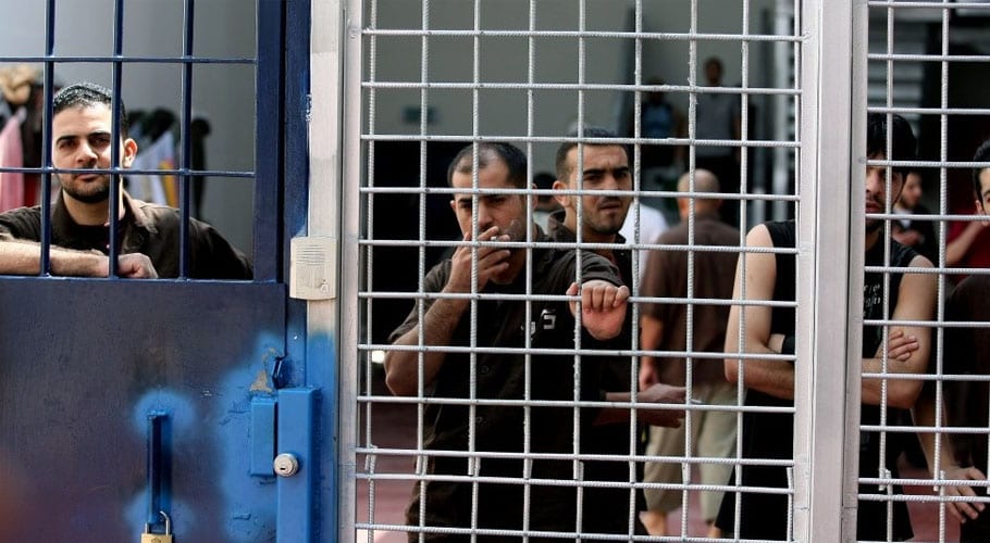 اسرائیلی زندانوں میں درجنوں فلسطینی قیدی کورونا وائرس کا شکار ہوگئے