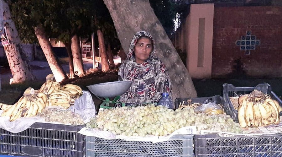 محنت کش خاتون کنیز فاطمہ کی اپنی بیٹیوں کے جہیز کیلئے اعلیٰ حکام سے مدد کی اپیل