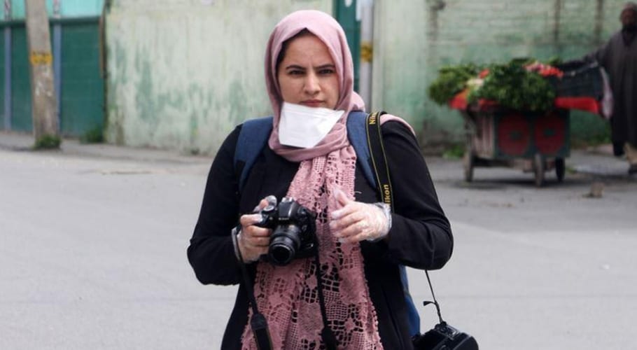 دنیا کو بھارتی مظالم دکھانے والی کشمیری خاتون صحافی کو ایوارڈ سے نواز دیا گیا