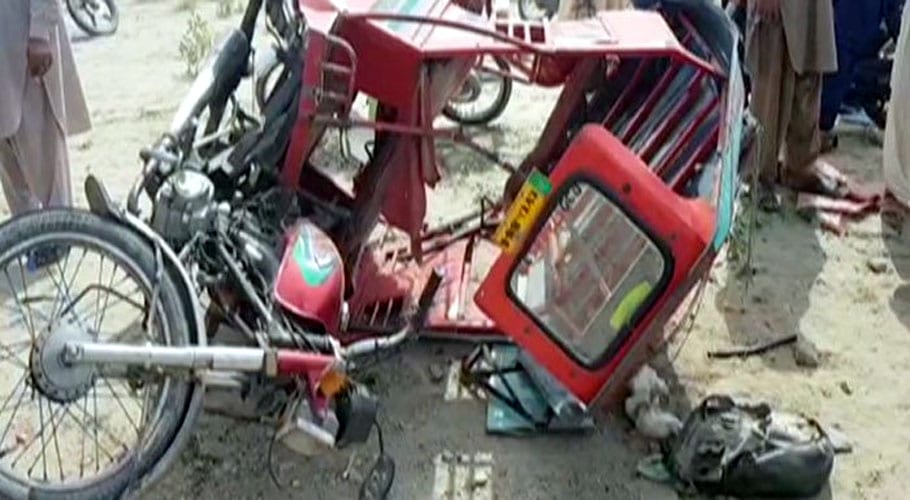 لاہور میں تیز رفتار کار موٹر سائیکل رکشہ سے ٹکرا گئی، 5 افراد جاں بحق