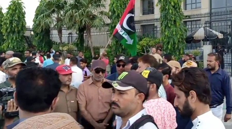 کراچی، پیپلزپارٹی کا گیس کی قلت اوربجلی کی لوڈشیڈنگ کے خلاف احتجاج