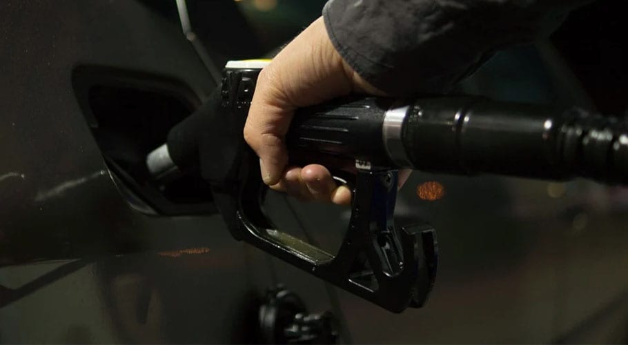 حکومت کا پٹرول کی قیمت میں آئندہ 15 روز تک اضافہ نہ کرنے کا فیصلہ