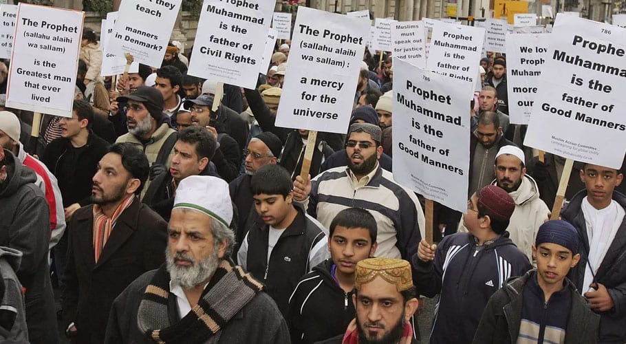قرآنِ پاک کی بے حرمتی اور گستاخانہ خاکوں کی اشاعت، دُنیا کس طرف جا رہی ہے؟