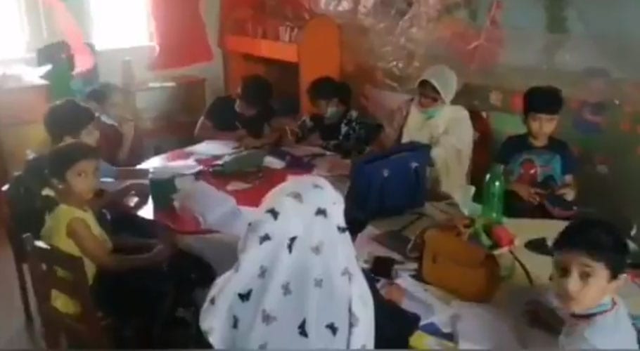 کراچی میں نجی اسکولز وقت سے قبل کھولنے پر سیل، قانونی کارروائی شروع