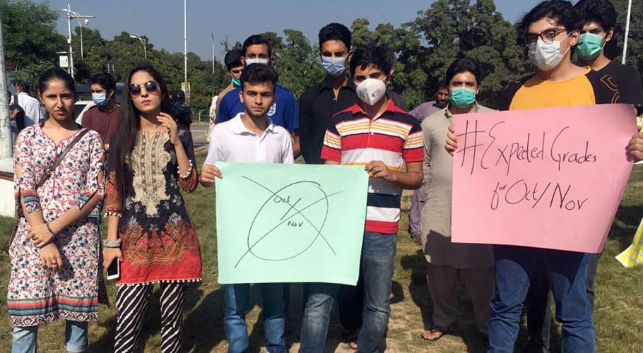 اگلی کلاسوں میں ترقی دی جائے، کیمبرج اسکول کے طلباء و طالبات کا احتجاج