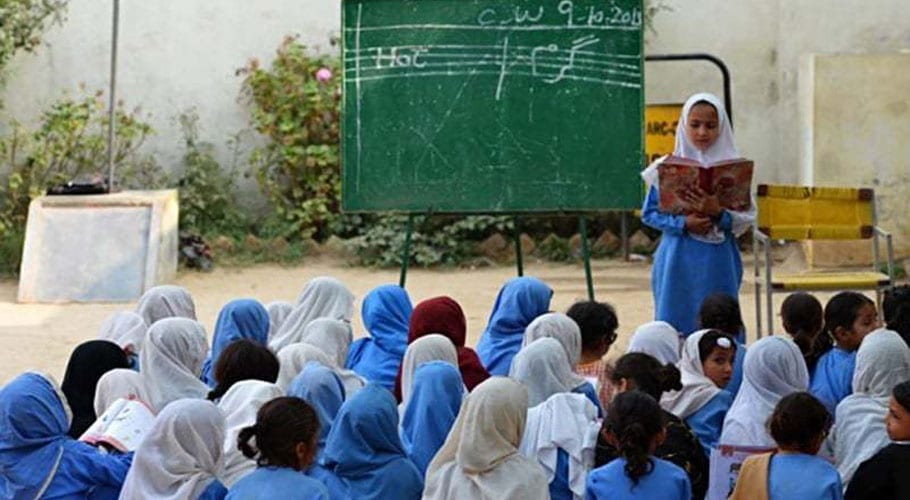 ملک بھر میں پرائمری کلاسز کے بچے اسکول پہنچ گئے، چھٹیاں ختم، تعلیم شروع