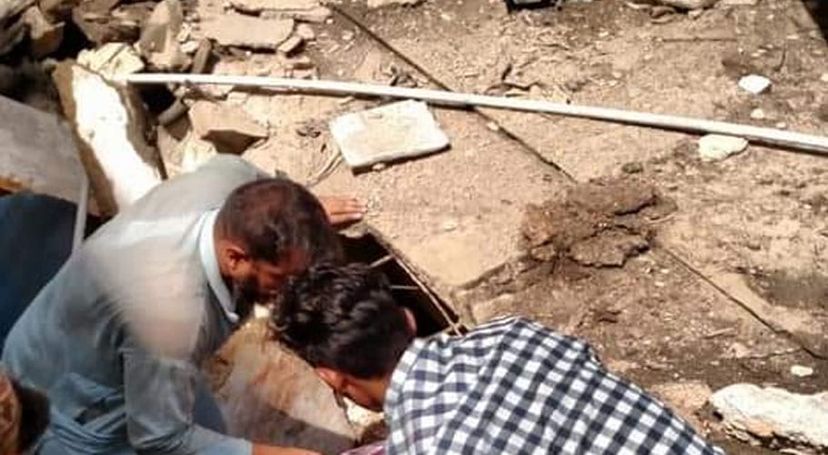 کراچی میں سیمنز چورنگی کے نزدیک فیکٹری کی عمارت کا ایک حصہ گر گیا