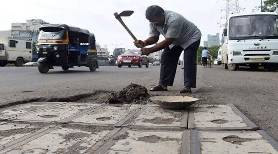 father fills 800 potholes after his son dies accident in India