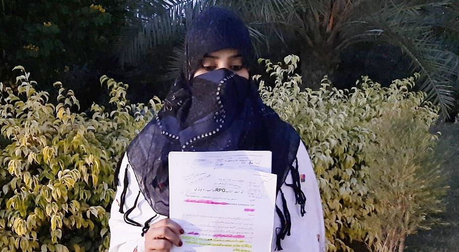 پولیس نے خاوند پر مبینہ پیسے لے کر جھوٹا مقدمہ درج کردیا، خاتون انصاف کیلئے دربدر