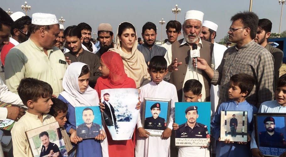 خاصہ دار لیوی فورس شہدا کے لواحقین کا ڈی چوک پر مطالبات کے حق میں دھرنا