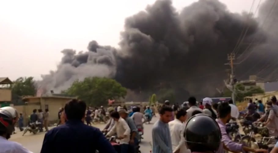 کراچی میں حبیب چورنگی پر سنچری گارمنٹس کی فیکٹری میں آگ لگ گئی