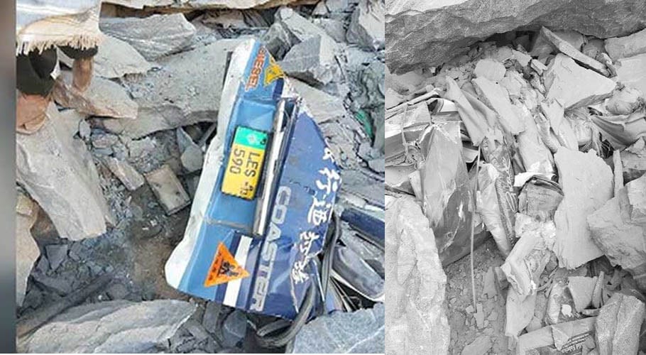 گلگت اسکردو روڈ پر لینڈ سلائیڈنگ، مسافر بس کھائی میں گرنے سے 13 افراد جاں بحق