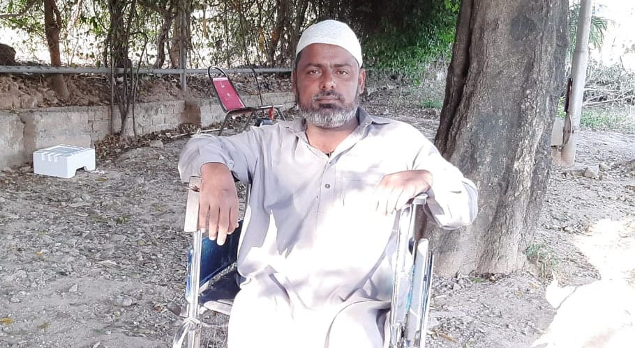 دونوں ٹانگوں سے معذور نادر حسین بے بسی کی تصویر بن گیا، امداد کی اپیل
