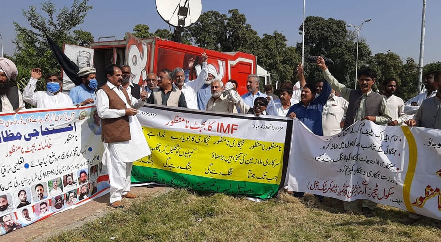 مختلف محکموں کے سرکاری ملازمین مطالبات منوانے پریس کلب پہنچ گئے