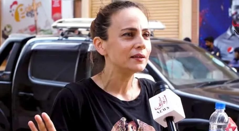 Meet Yasmin Zaidi who singlehandedly feeds homeless animals across Karachi