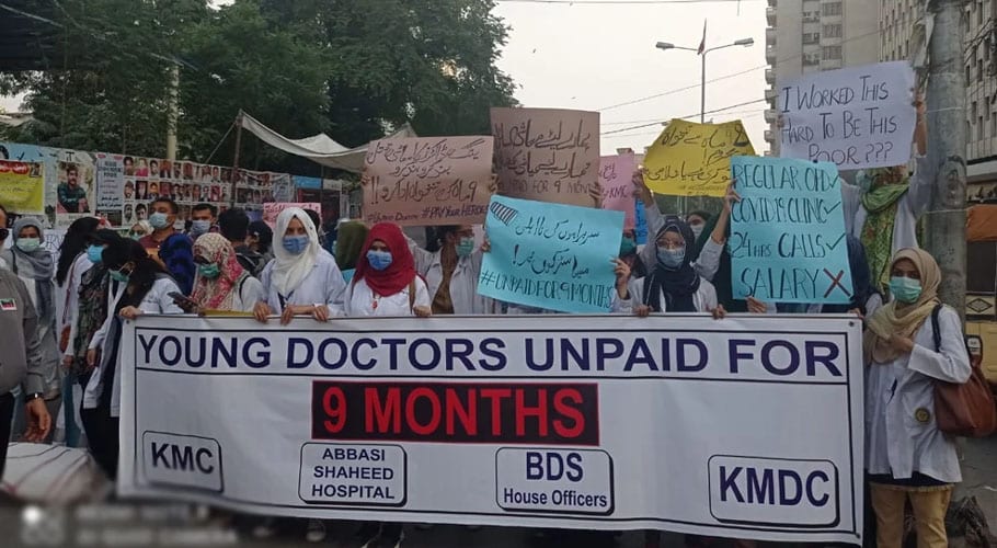 ہم 9 ماہ سے تنخواہ کے بغیر کام پر مجبور ہیں، کے ایم ڈی سی عملے کا احتجاج