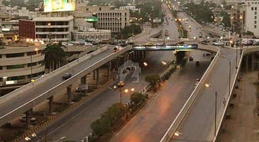 کراچی میں تیز رفتار ڈمپر گاڑیوں پر چڑھ گیا، مشتعل افراد کا ڈرائیور پر تشدد
