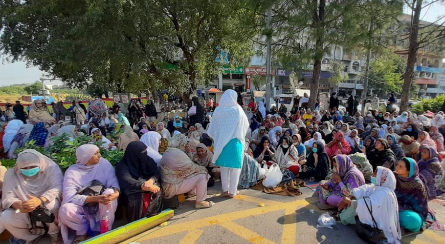 لیڈی ہیلتھ ورکرز اپنے مطالبات کے لئے ڈٹ گئیں، دوسرے روز بھی دھرنا