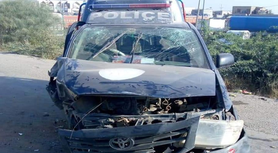 کراچی میں تیزرفتار ڈمپر اور پولیس موبائل کا تصادم، 3 اہلکار زخمی، وین تباہ