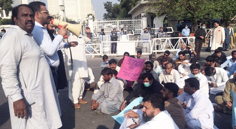 ریڈیو پاکستان سے برطرف ملازمین کا سپریم کورٹ کے سامنے دھرنا