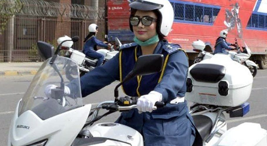 پنجاب سے پہلی خاتون ٹریفک وارڈن اقوامِ متحدہ مشن کیلئے روانہ ہو گئی