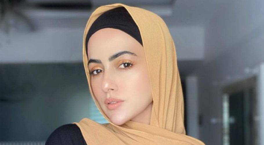 دین سے قربت، بھارتی اداکارہ ثناء خان نے شوبز انڈسٹری کو خیر باد کہہ دیا