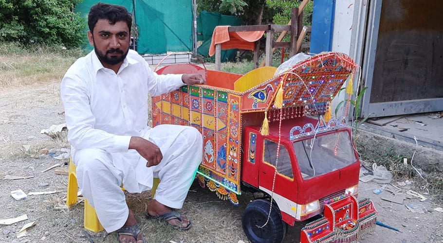 فیصل آباد کے ہنر مند کا کارنامہ، دیدہ زیب ٹرکوں کے ماڈل تیار کرلئے