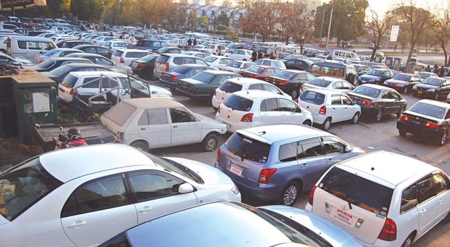 کراچی میں مقررہ چارجڈ پارکنگ فیس سے 3 گنا زائد غیر قانونی فیس وصولی جاری