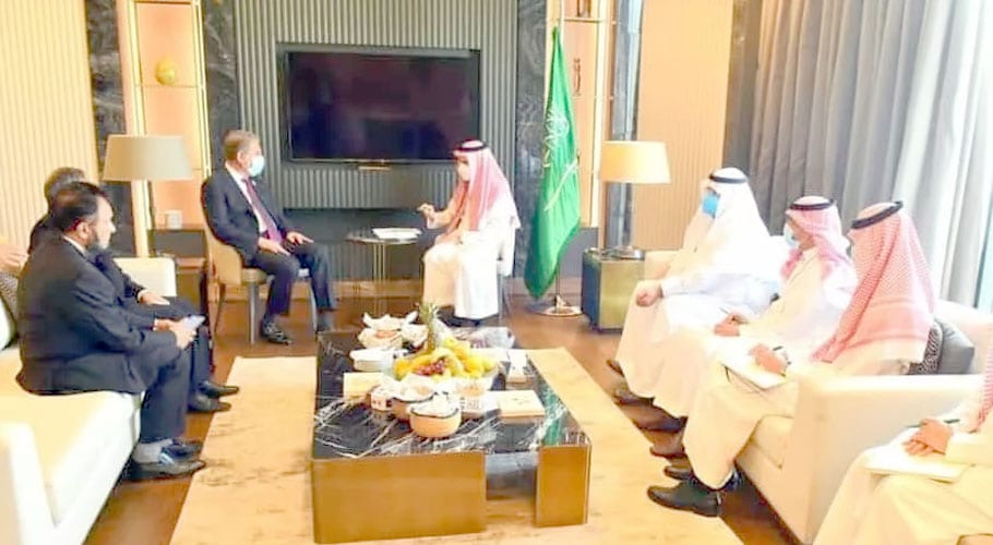 FM Qureshi discusses bilateral issues with Saudi counterpart