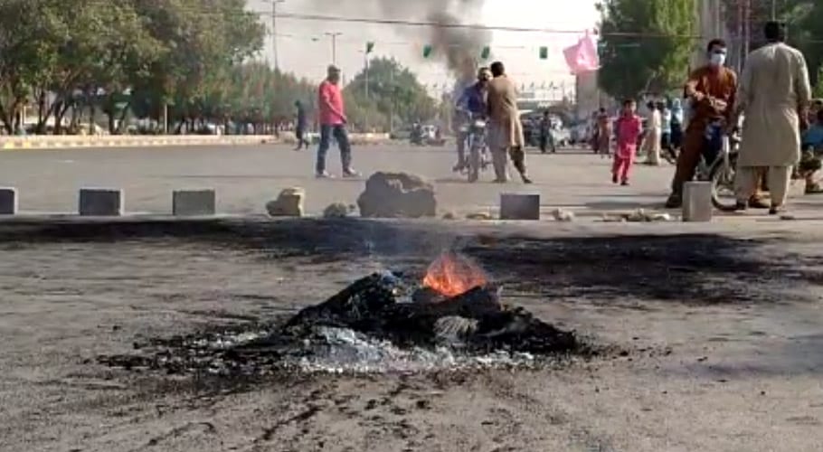 کراچی میں کسٹم کا چھاپہ، اسمگل شدہ ٹائر ضبط، تاجر برادری کا شدید احتجاج