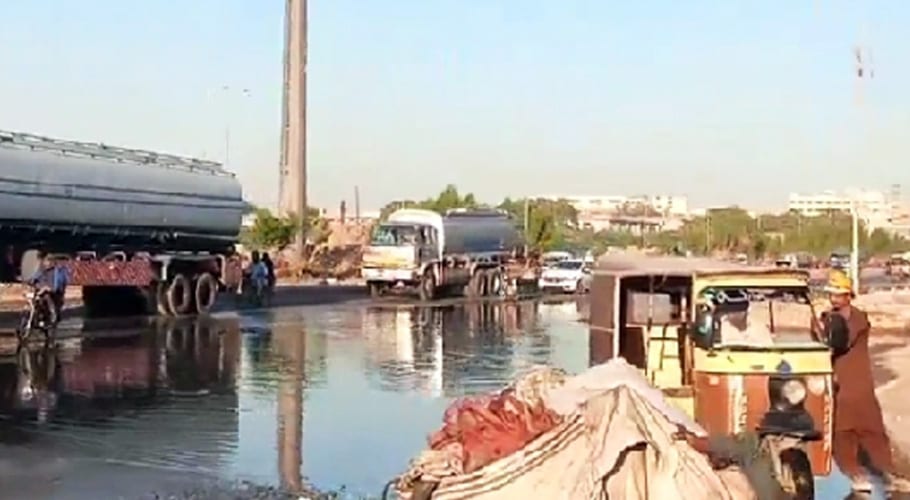 کورنگی صنعتی علاقے کی مرکزی سڑک سیوریج سے زیر آب، بد ترین ٹریفک جام