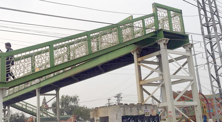 electricity wires start colliding with Naseerabad bridge