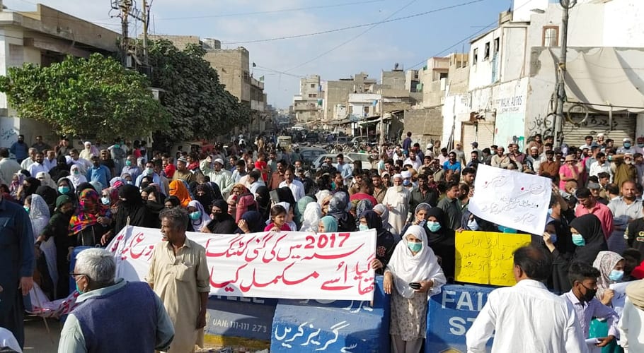 منظور کالونی میں تجاوزات کے خلاف آپریشن عوام کے احتجاج کے باعث ملتوی