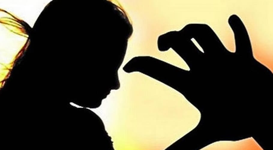 کراچی میں ریٹائرڈ پولیس افسر کی خاتون سے زیادتی کی کوشش، ہراسگی کا مقدمہ درج