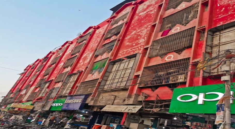 کراچی میں کورونا ایس او پیز کی خلاف ورزی، صدرکی موبائل مارکیٹ سیل کردی گئی