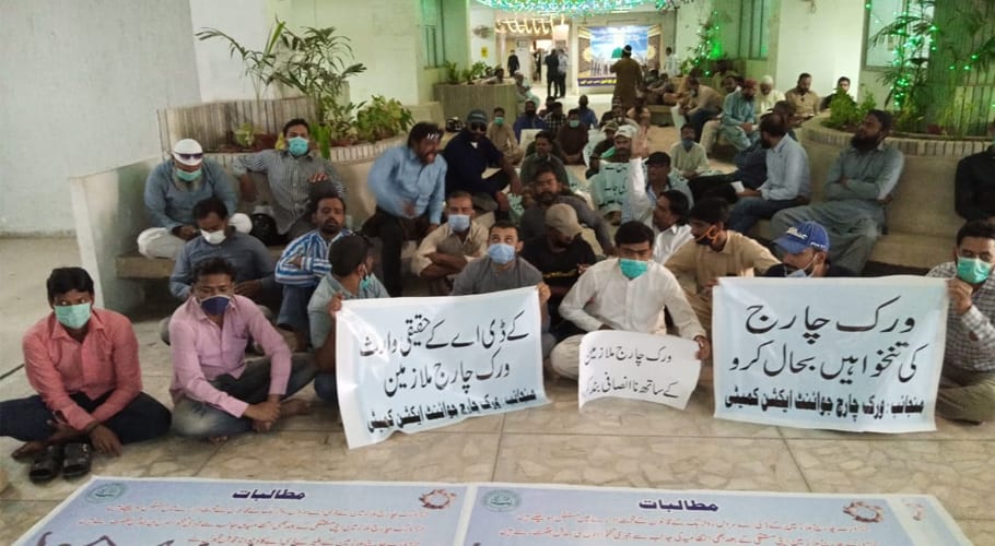 کے ڈی اے میں 3 سال سے تنخواہوں سے محروم ورک چارج ملازمین کا احتجاج