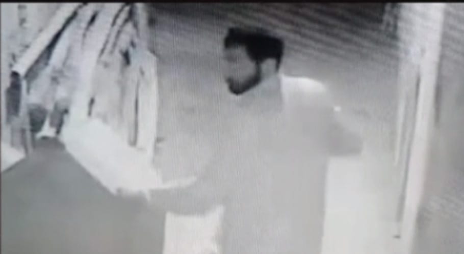 Man steals money from donation box outside Karachi mosque