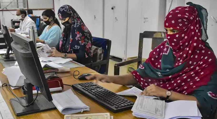کورونا کے بڑھتے کیسز، پنجاب حکومت نے دفاتر میں حاضری 50فیصد کردی