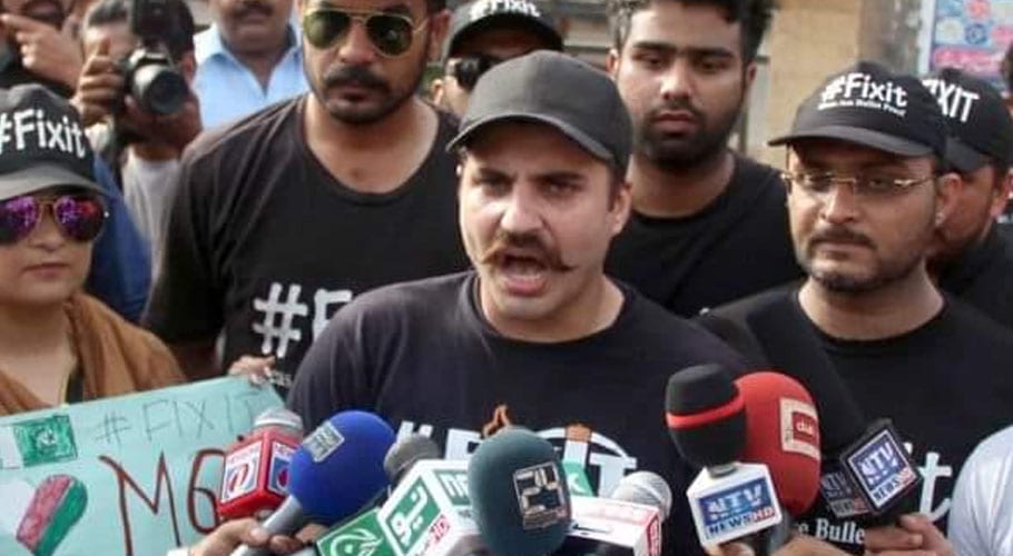 عالمگیر خان کا کے ایم سی آفس کے باہر آوارہ کتے کھڑے کر کے احتجاج کا اعلان
