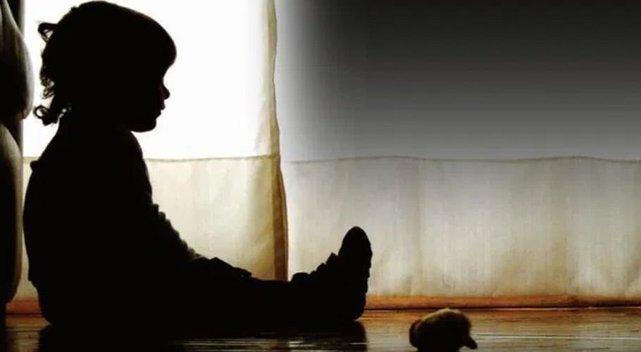 کراچی میں 14 سالہ لڑکے کی ڈھائی سالہ بچے سے زیادتی، مقدمہ درج، ملزم گرفتار