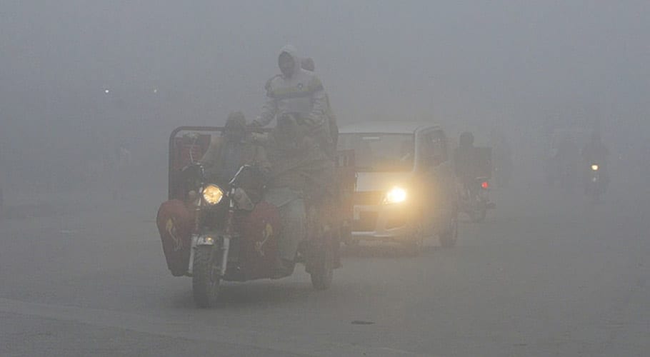 ملک کے مختلف علاقوں میں دھند کے ڈیرے، حدِ نگاہ 10 سے 100 میٹر رہ گئی
