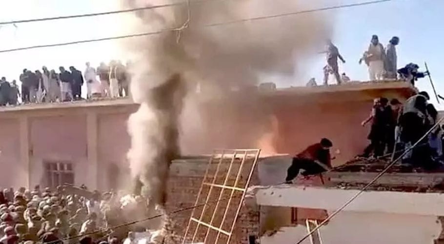 کرک میں مشتعل عوام نے ہندوؤں کے مندر کو آگ لگادی