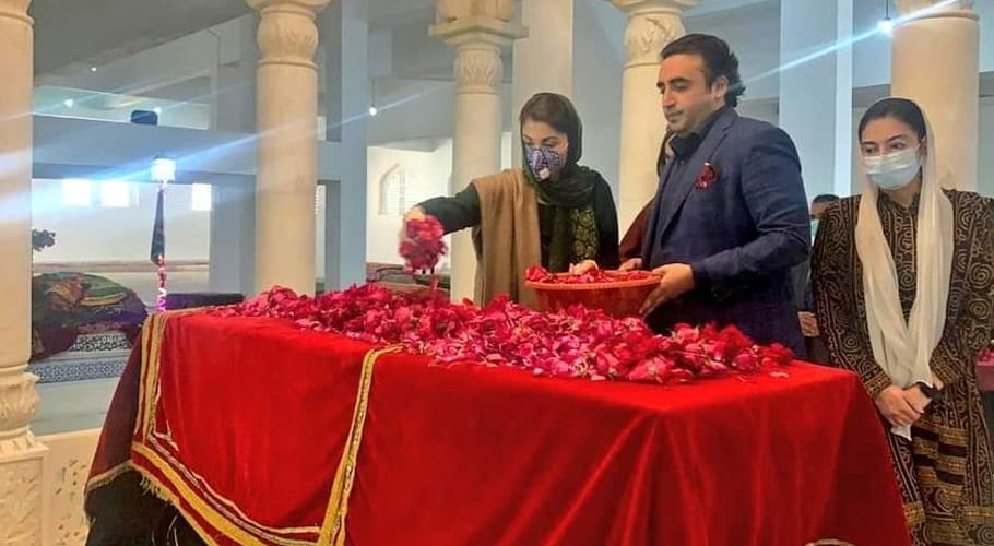 مریم نواز کی بلاول کے ہمراہ گڑھی خدا بخش آمد، بے نظیر کے مزار پر حاضری