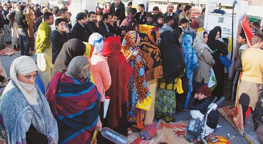 کراچی سمیت ملک بھر کے مختلف شہروں میں بڑے پیمانے پر پٹرول بحران کا خدشہ
