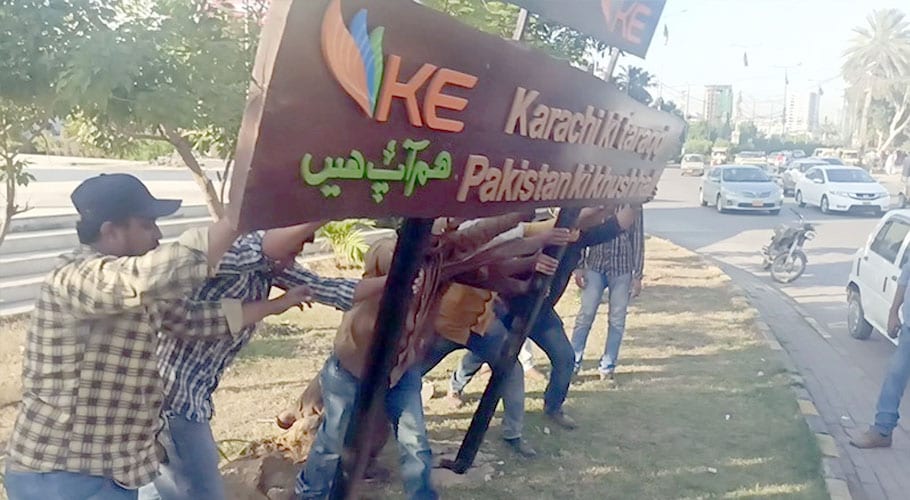 KMC starts removing signboards from Karachi roundabouts