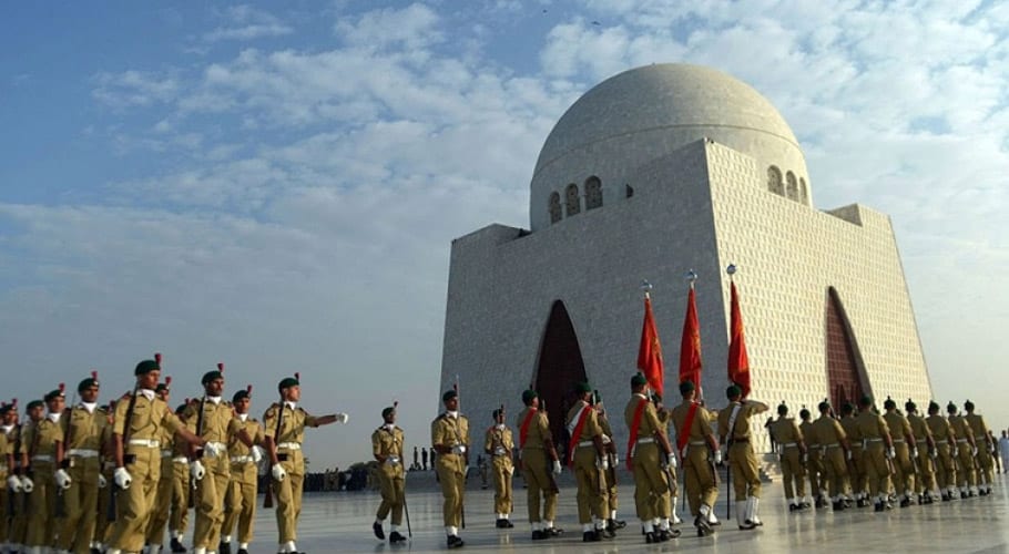 مزارِ قائد پر بانئ پاکستان کے یومِ پیدائش کے موقعے پر گارڈز تبدیلی کی پر وقار تقریب