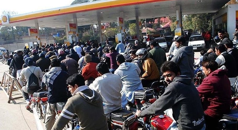 پٹرول بحران کمیشن کی تحقیقاتی رپورٹ جاری، سیکریٹری پٹرولیم اور ڈی جی آئل ذمہ دار قرار