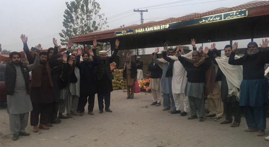 پی ٹی آئی کے 2 اراکینِ اسمبلی پر قبضہ مافیا کی سرپرستی کا سنگین الزام، عوام سراپا احتجاج
